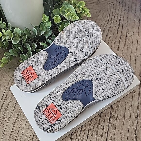 Boys Reefs flip flops size 2 - Picture 8 of 9